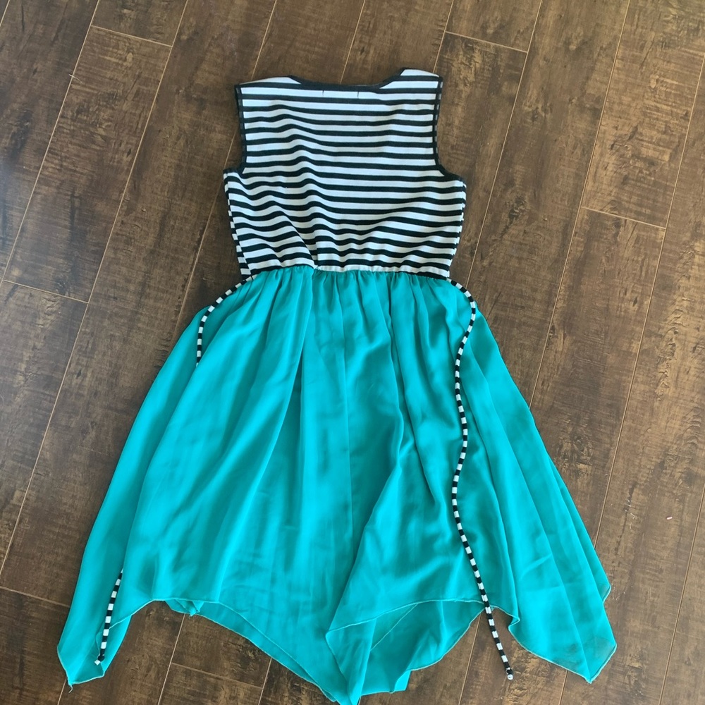A sundress - Picture 3 of 3